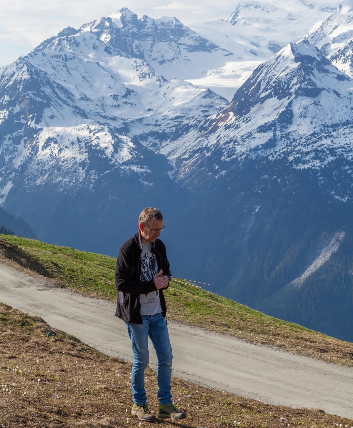 Joël en montagne avec baguettes de sourcier