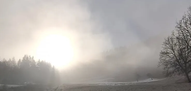 Brume sur paysage de montagne au soleil levant